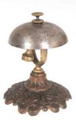 Tischglocke, 19. Jh., auf  reliefiertem, bronziertem Metallfuß, Klöppel schlägt durch Druckmechanis