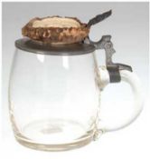 Jägerkrug, farbloses Glas, Zinndeckel mit Rehkrone, H. 15 cm