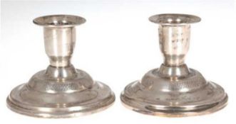 Paar Kerzenleuchter, Schweden, 830er Silber, gefüllter, getreppter Rundfuß ziseliert, H. 6,3 cm