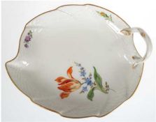 Meissen-Blattschale, Bunte Blume 2 mit Goldrand, reliefierter Korbrand, 2. Wahl, Asthenkel, L. 21 c