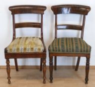 2 Biedermeier-Stühle, Mahagoni, furniert, frontseitig gedrechselte Beine, gepolsterter Sitz (versch