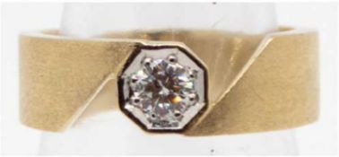 Ring, 585er GG, besetzt mit Brillantsolitär von ca. 0,25 ct in 8-eckiger Zargenfassung, 6,69 g, RG 