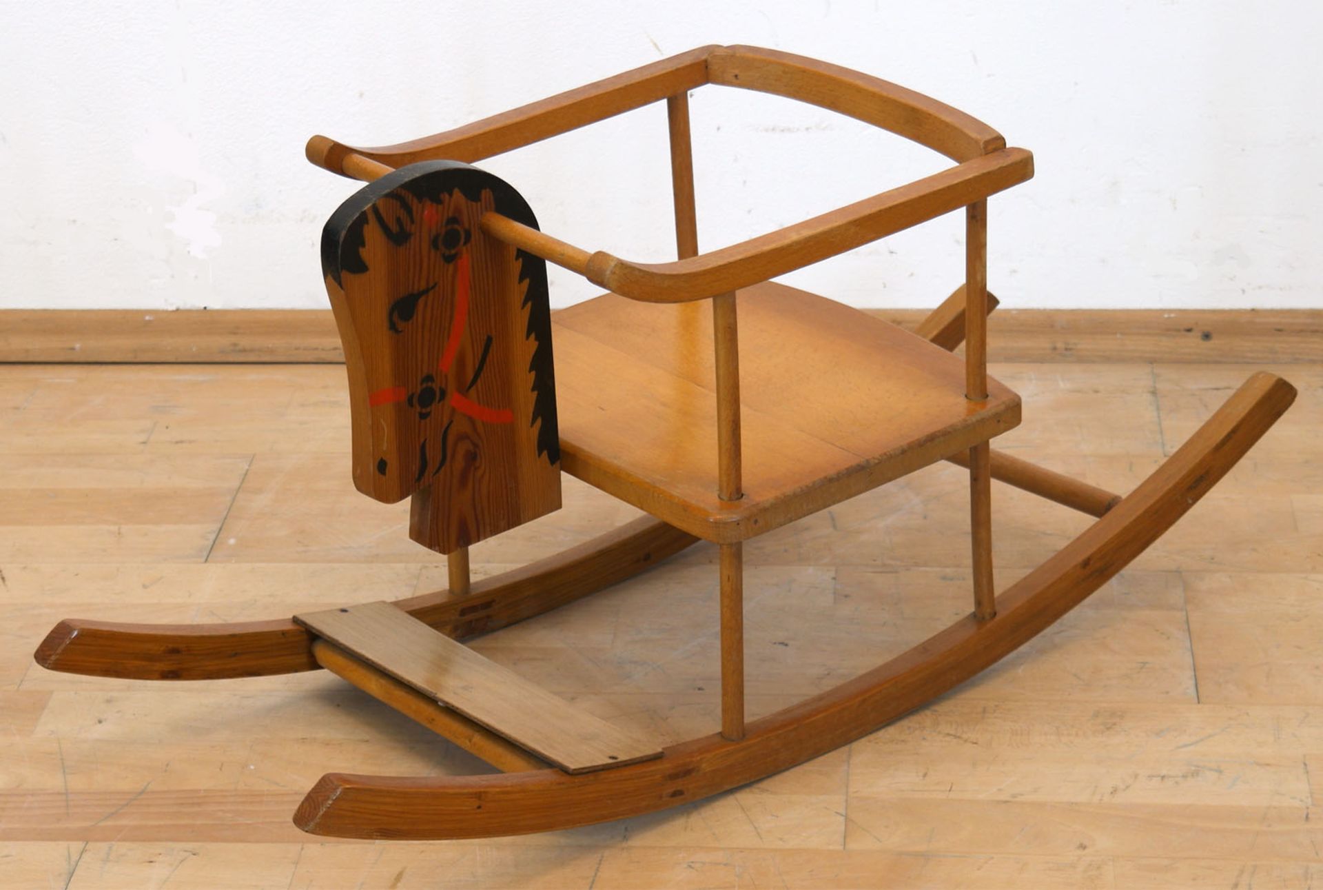 Schaukelpferd, um 1970, Buche/Weichholz, Pferdekopf bemalt, 41x85x31 cm