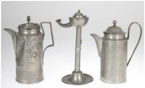 Konvolut Zinn, um 1800, dabei 2 Krüge und 1 Öllampe, Gebrauchspuren, 1 Kanne stark gedellt, H. 19, 