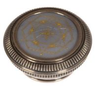 Dose, Frankreich um 1900, Silber innen vergoldet, Ränder mit Stabfries,  Deckel mit guillochierter 