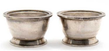 2 Salzgefäße, 925er Silber, Wandung mit leichtem Hammerschlagdekor, zus. 168 g, H. 3,6 cm, Dm. 6 cm