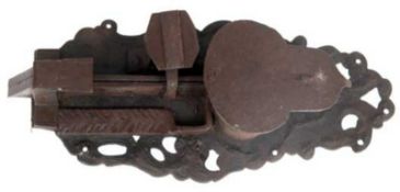 Barockes Schrankschloß, Eisen, Reliefverzierungen, 30,5x13x4,5 cm, ohne Schlüssel