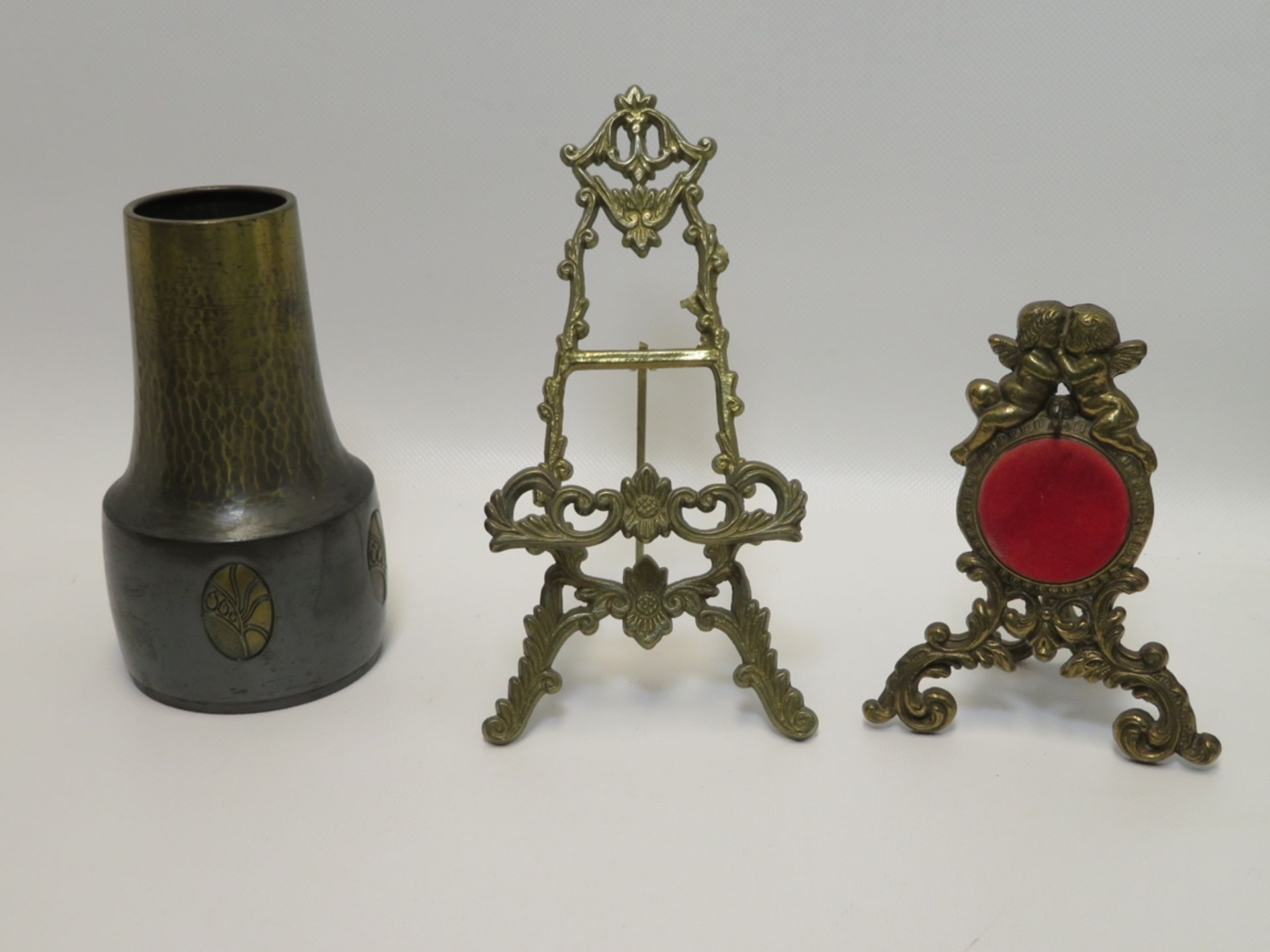 3 teiliges Konvolut, bestehend aus kleiner Staffelei, Uhrenständer und Vase.