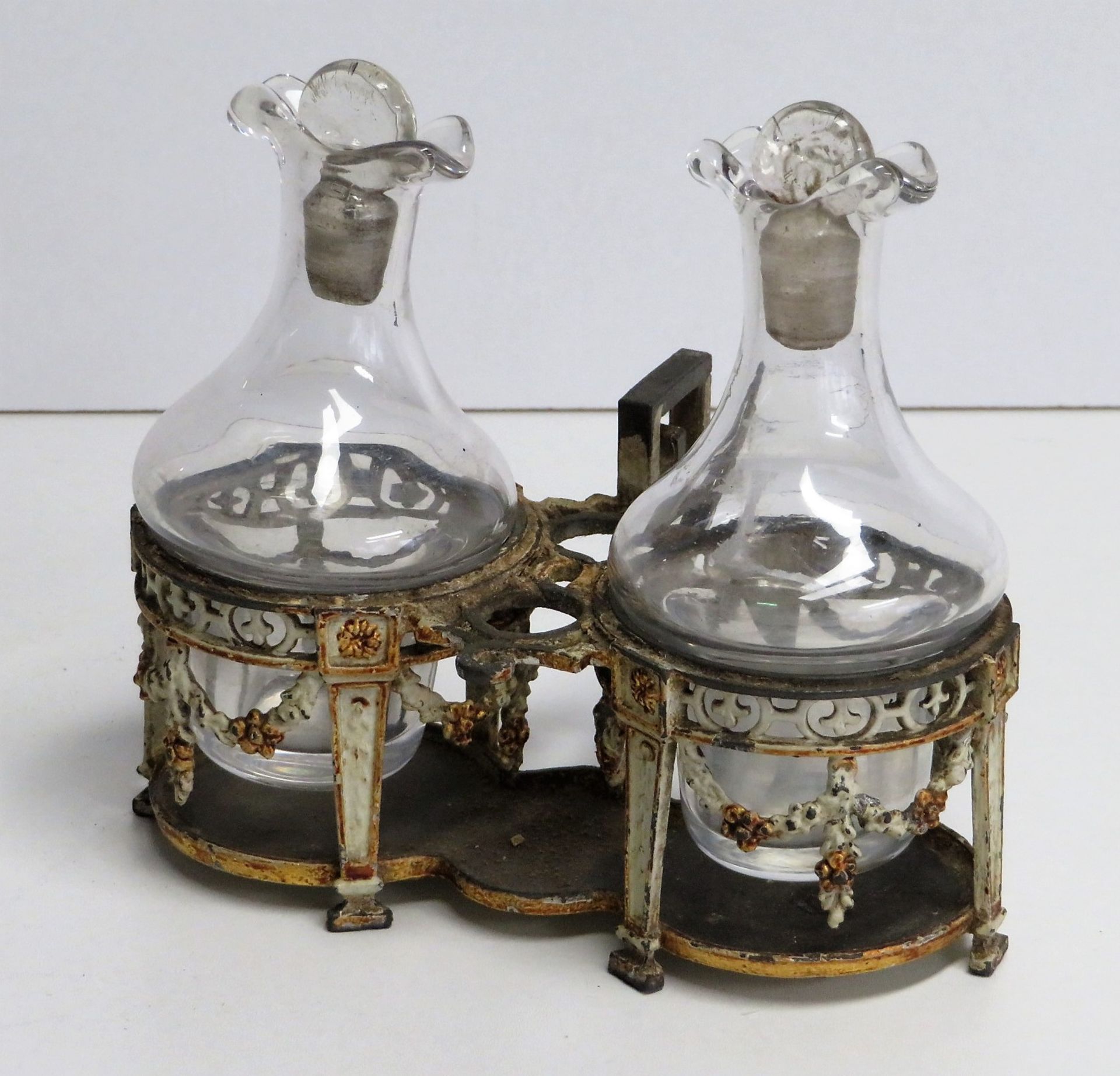 Menage, 1. Hälfte 19. Jahrhundert, Zinn bemalt, 2 Fläschchen farbloses Glas, 13