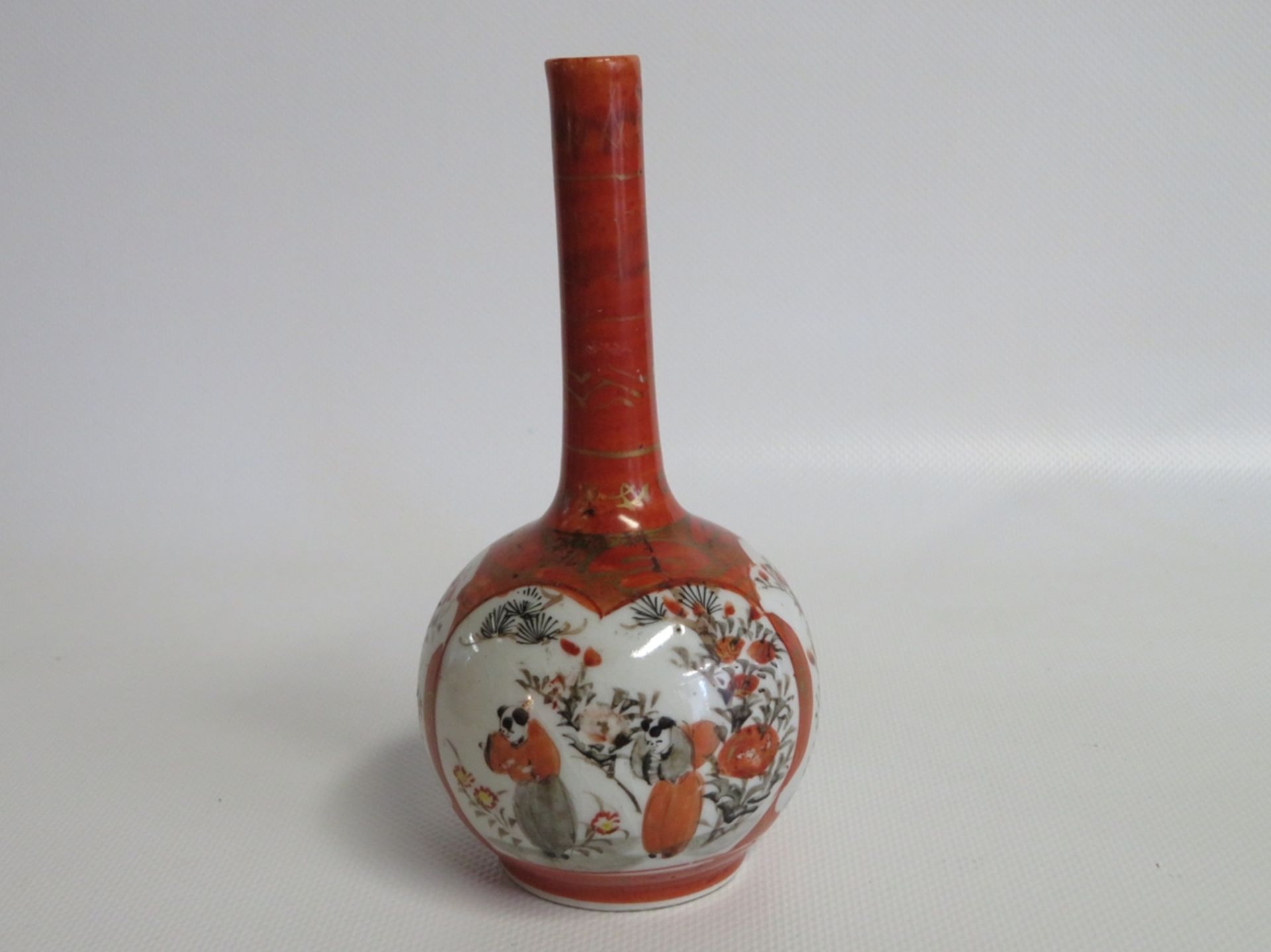 Vase, Japan, Kutani, Porzellan mit polychromer Bemalung, sign., Chip am Fuß, h