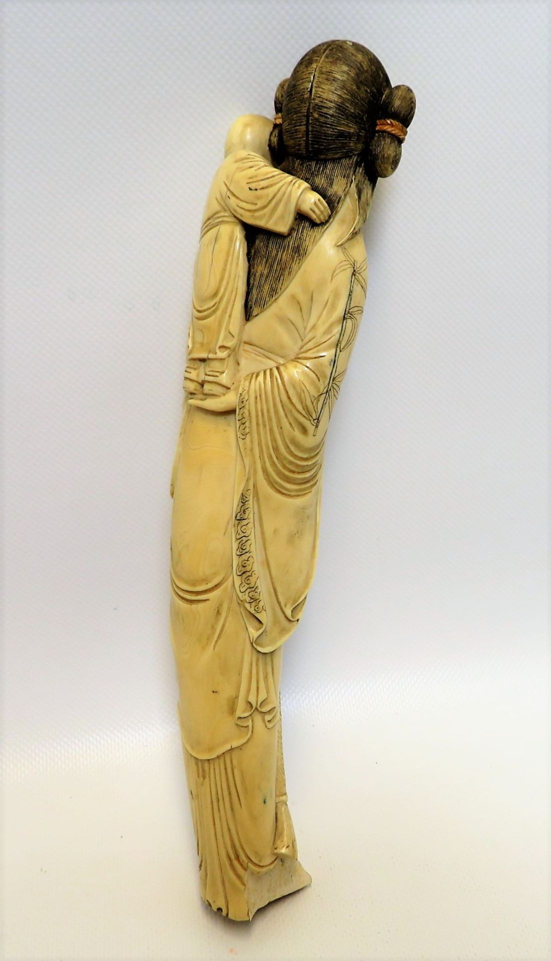 Okimono, Stehende Guanyin mit Kind, Japan, Meiji Periode, 1868 - 1912, 19. Jahr - Bild 2 aus 3