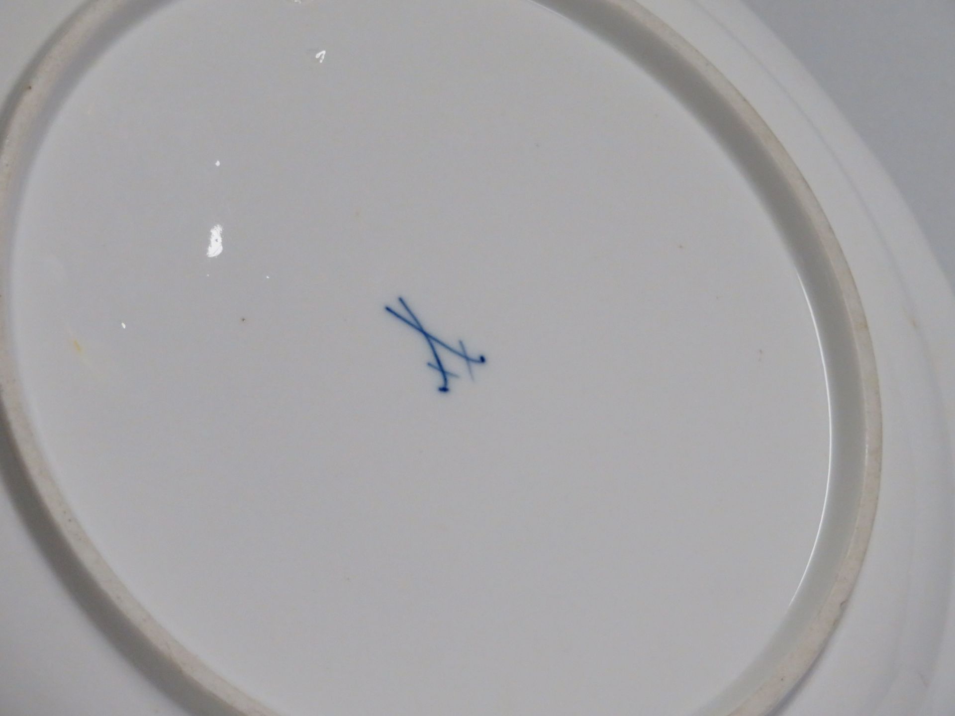 Runder Teller, Meissen, Weißporzellan mit blauem Zwiebelmusterdekor, unterglasu - Bild 2 aus 2