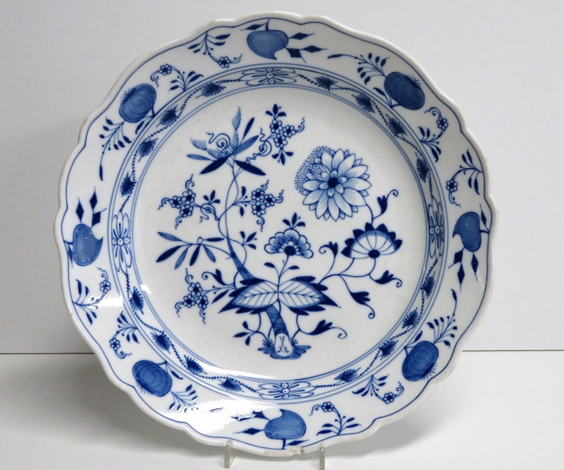 Runder Teller, Meissen, Weißporzellan mit blauem Zwiebelmusterdekor, unterglasu