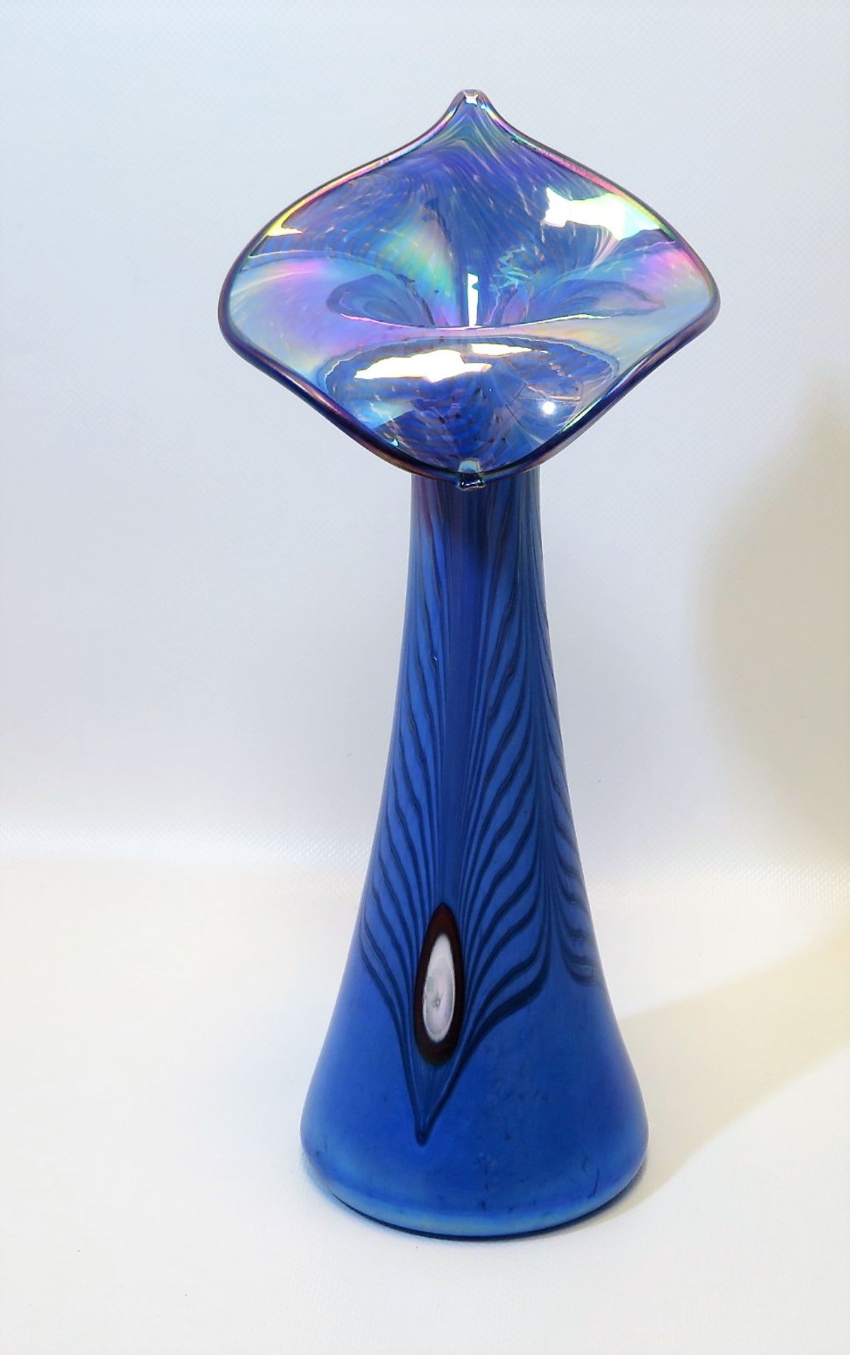 Designer Vase, Blau irisierendes Glas in der Art von Tiffany, sign. "Müller", h