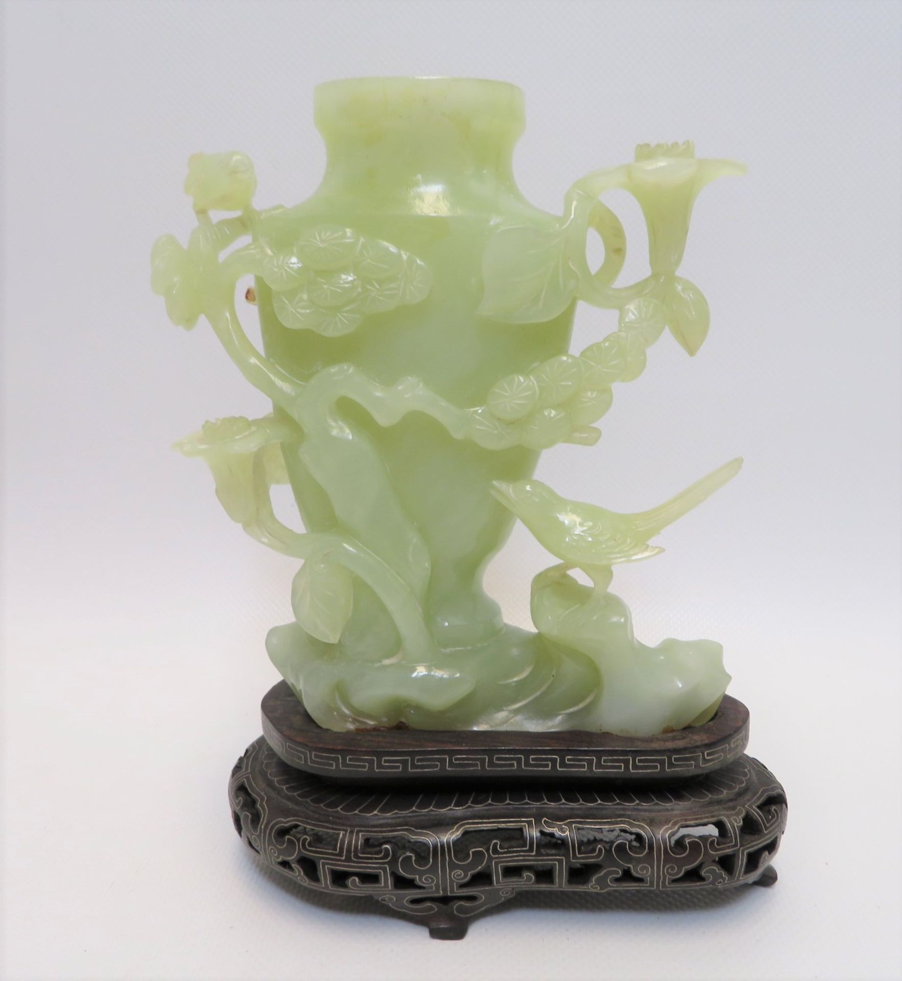 Vase, China, grünliche Jade floral und mit Vögeln beschnitzt, Holzsockel mit Si