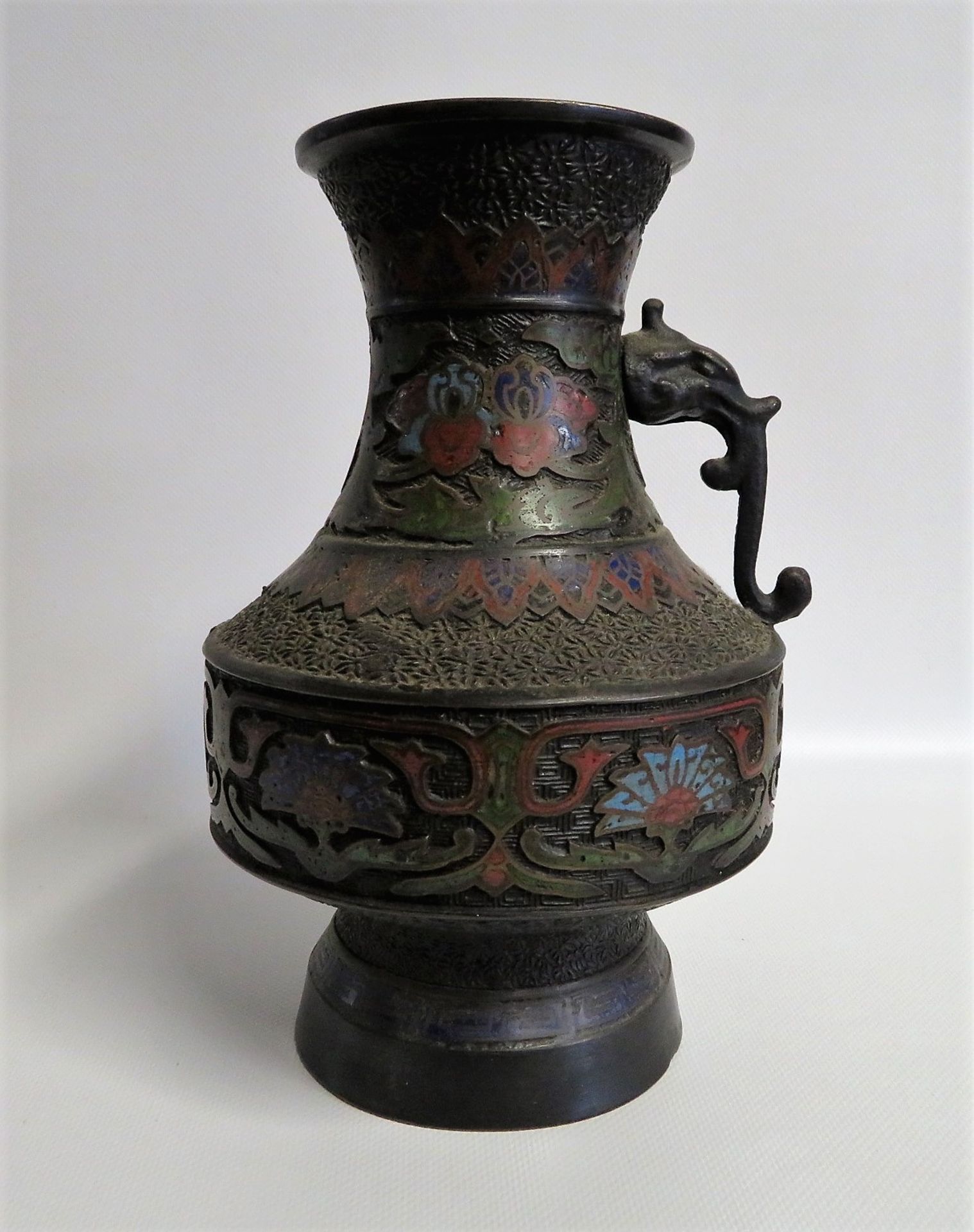 Cloisonné Vase, Japan, Bronze, ein Henkel fehlt, h 24,5 cm, d 17 cm.