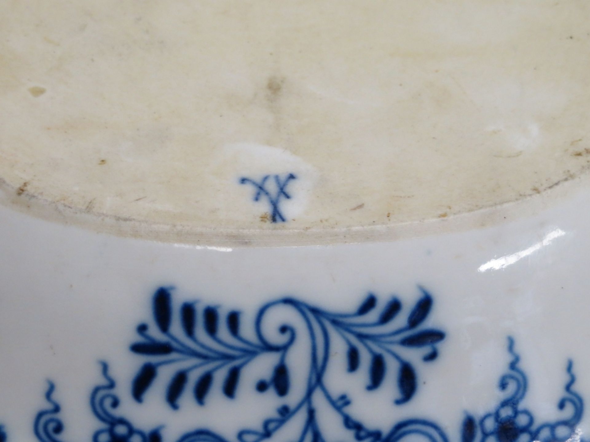 Deckelterrine, Meissen, Weißporzellan mit blauem Zwiebelmusterdekor, unterglasu - Image 2 of 2