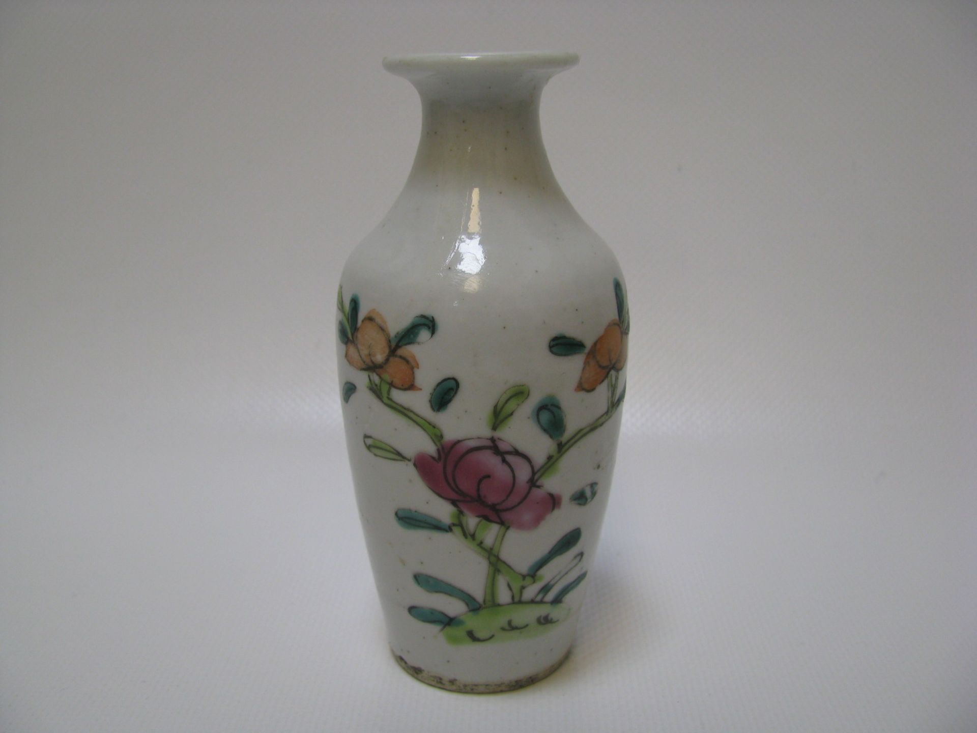 Vase, Japan, Imari, Porzellan mit polychromer Blütenbemalung, h 11,5 cm, d 5 cm