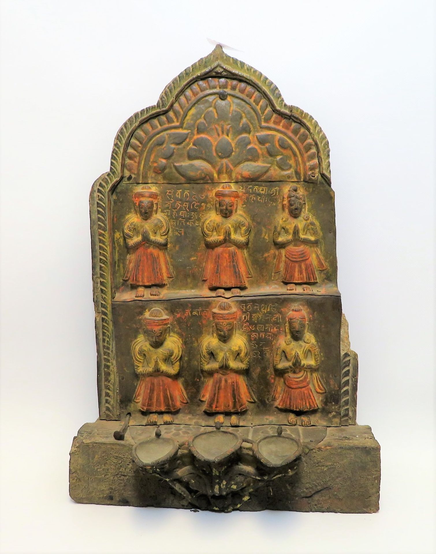 Wand-Öllampe, Indien, 18./19. Jahrhundert, Holz und Blech getrieben, Reste von