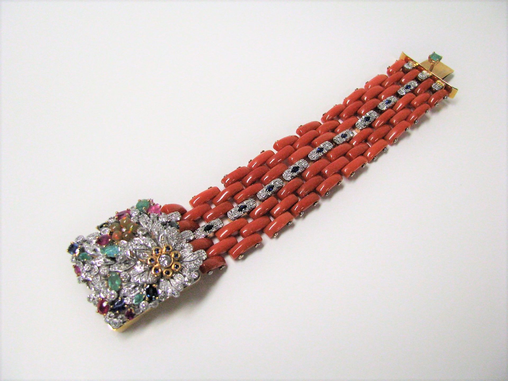 Korallen-Armband mit opulenter Schließe, Brillant-, Saphir-, Smaragd-, Rubin- u