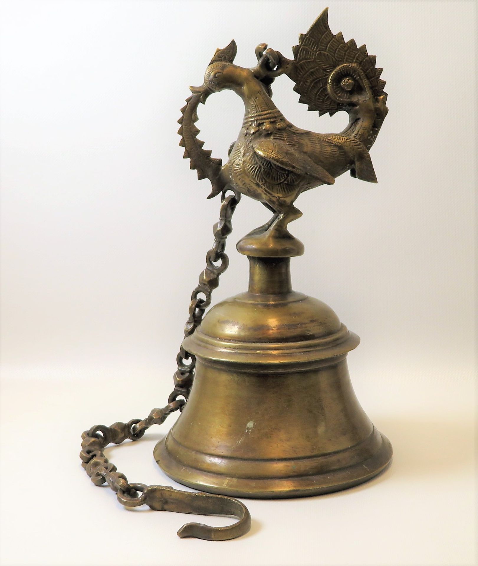 Rituelle Glocke, wohl Indien, um 1900, Bronze, h 37 cm, d 20 cm.