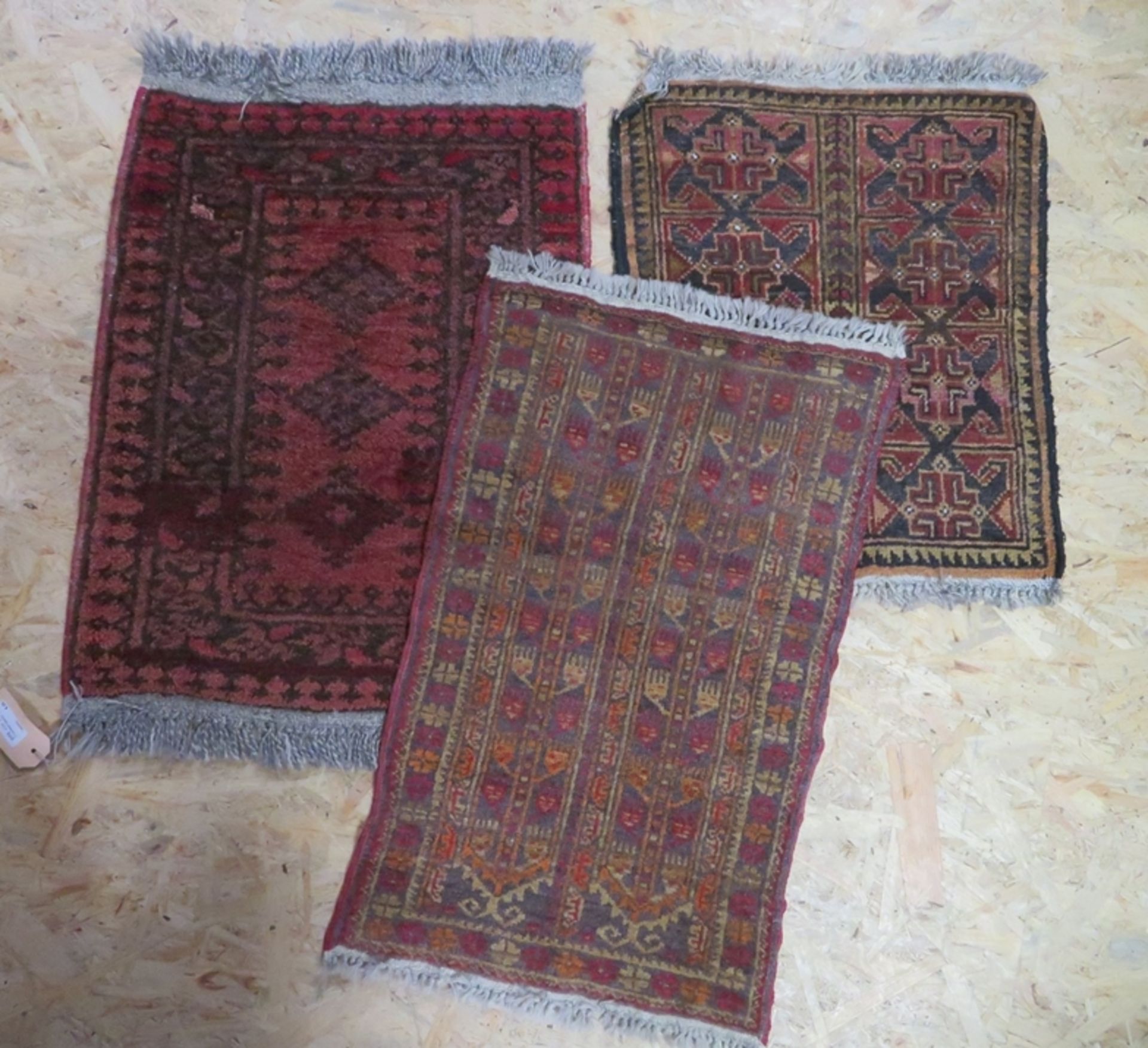 3 Turkmenen-Teppiche, 68 x 42/55 x 45/75 x 50 cm.