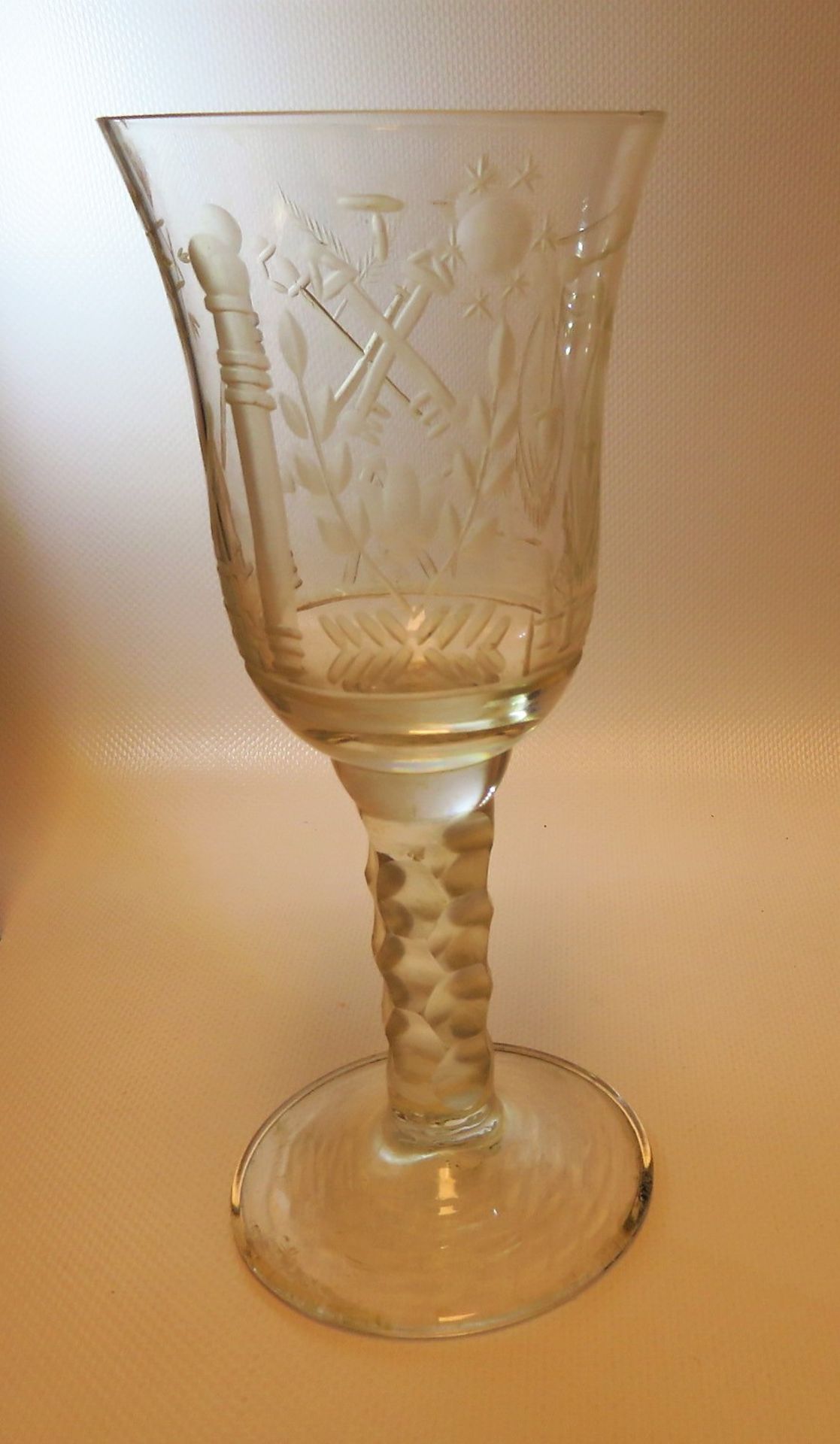 Freimaurer-Glas, farbloses Glas mit eingeschliffenen Freimaurer-Symbolen, Minic