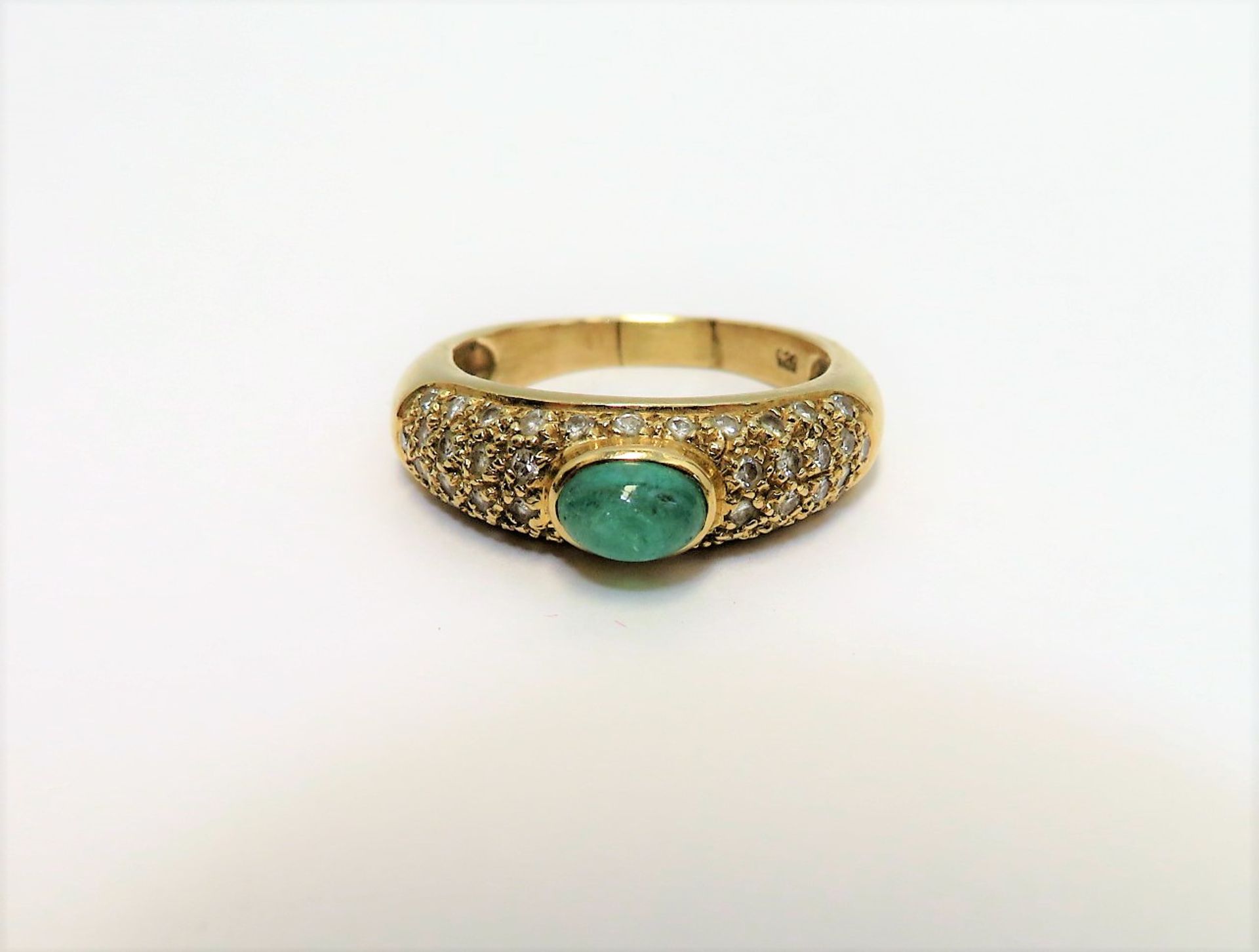 Damenring, Smaragd-Cabochon, ca. 0,25 ct, 40 Diamanten, zus.ca. 0,40 ct, 585er