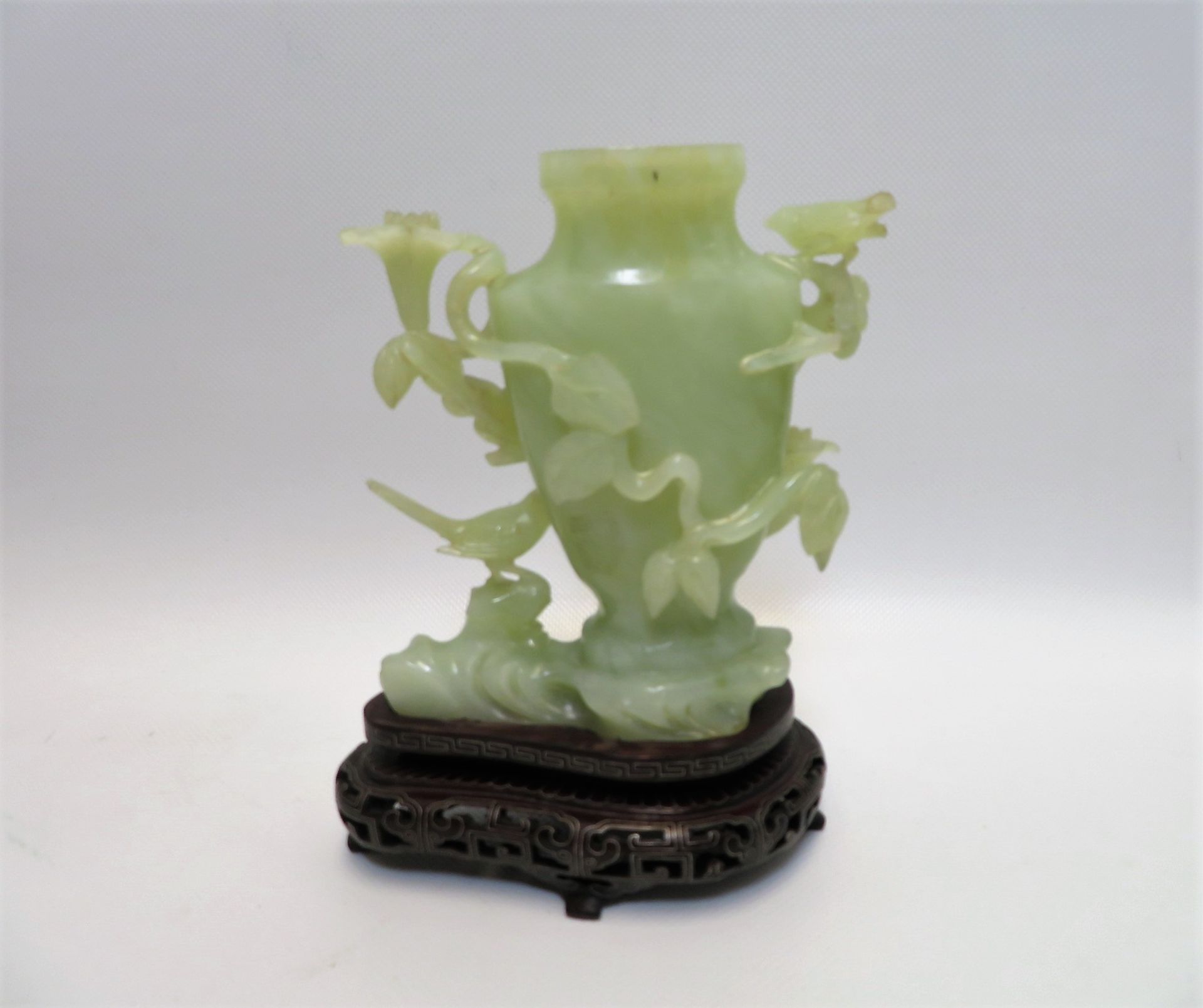 Vase, China, grünliche Jade floral und mit Vögeln beschnitzt, Holzsockel mit Si - Bild 2 aus 2