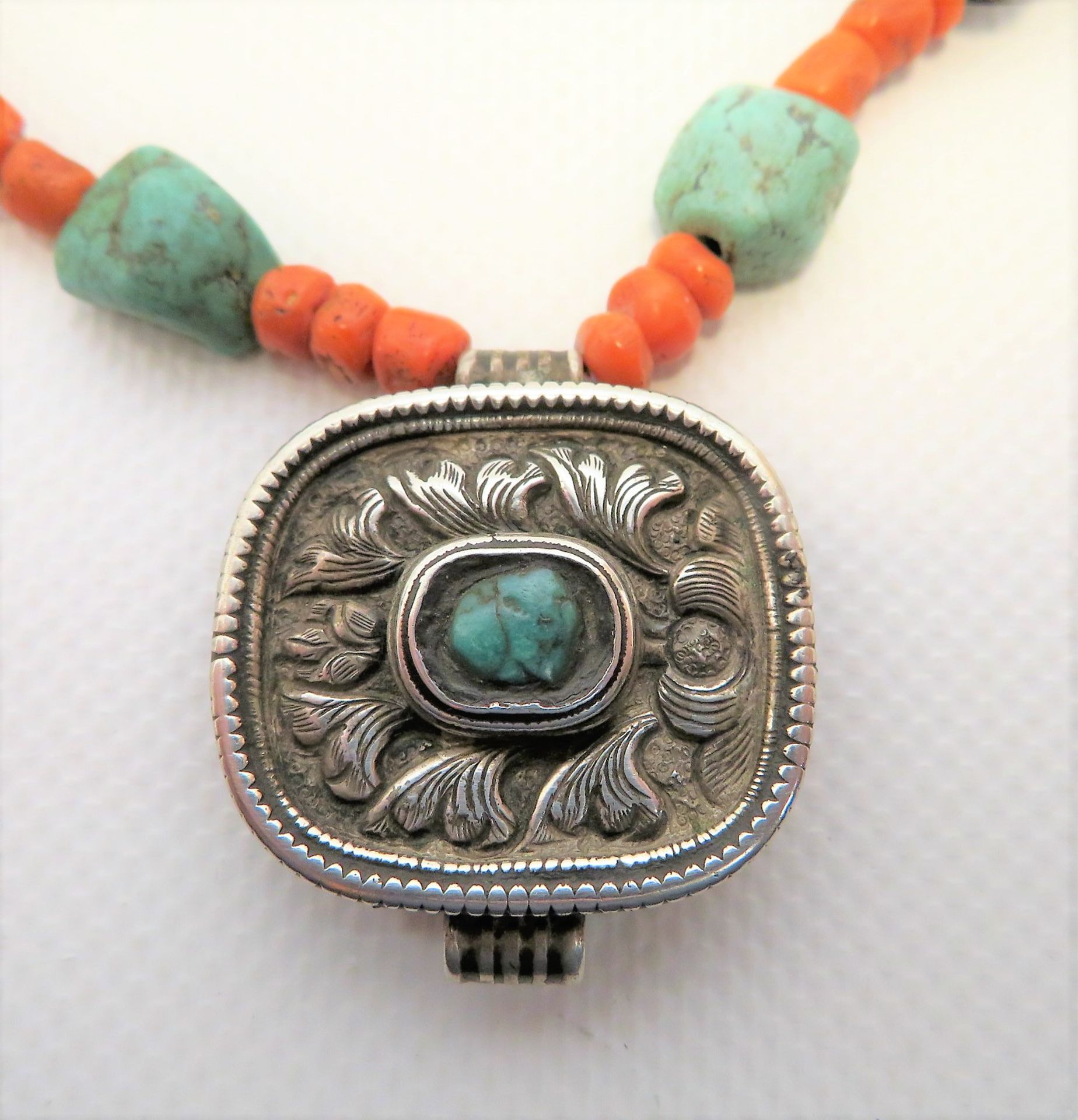 Antike Kette mit Gau, Tibet, Silber mit Türkisen und Korallen, l 40 cm. - Image 2 of 2