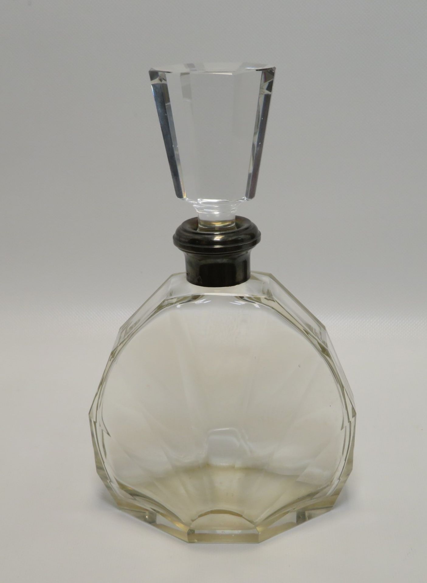 Karaffe, 1920/30er Jahre, farbloses Glas geschliffen, Hals mit Silbermontur, 25