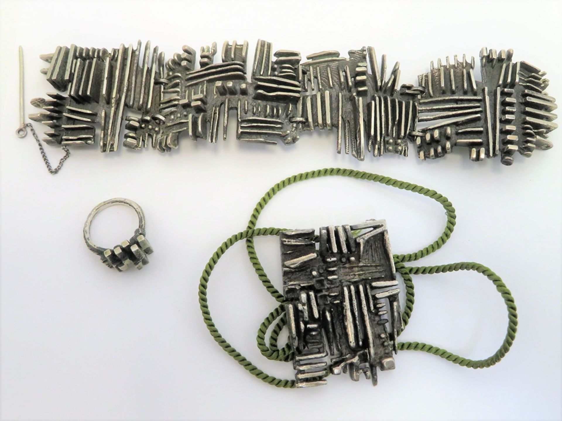 3 teiliger Designer-Schmuck, 1970er Jahre, Armband, Ring und Anhänger, Silber.