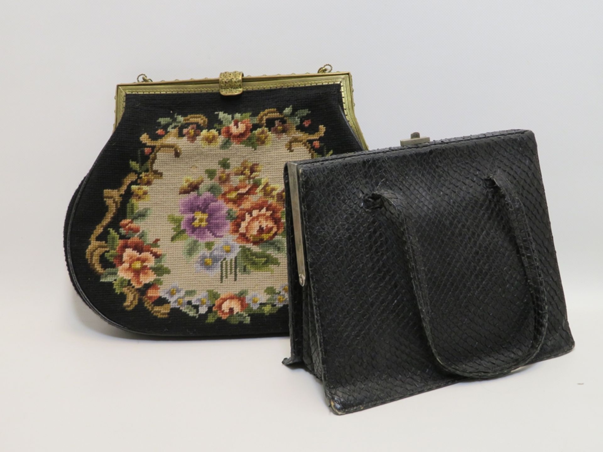 2 Vintage-Handtaschen, Gobelin-Stickerei/schwarze Schlangenhaut, Gebrauchsspure