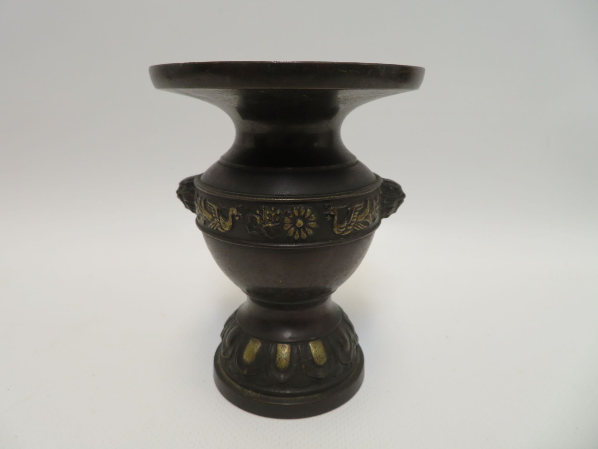 Vase, China, um 1900, Bronze, sign., 2-Zeichenmarke, h 12,3 cm, d 9,5 cm.