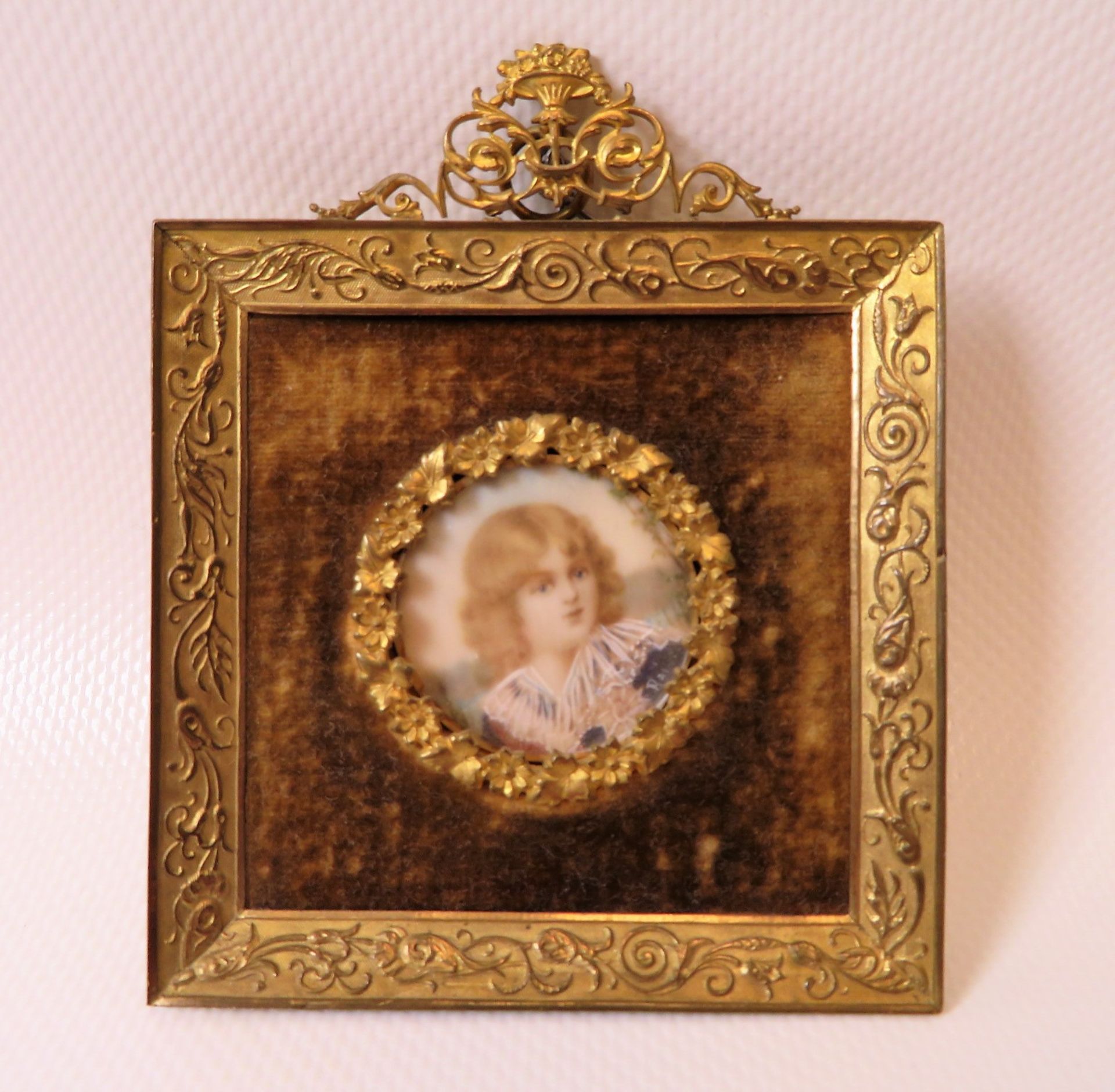 Elfenbeinminiatur, 19. Jahrhundert, "Porträt eines Jünglings", d 3,2 cm, R. [9,