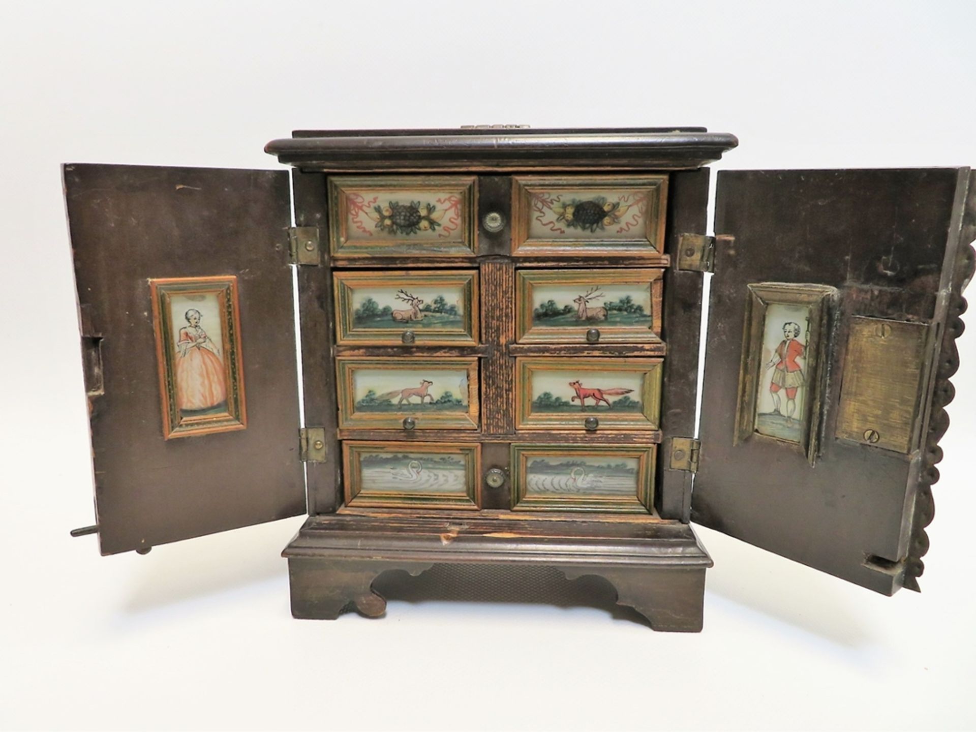 Miniatur-Kabinettschränkchen, 19. Jahrhundert, 6-schübig, mit feinen jagdlichen - Bild 2 aus 2