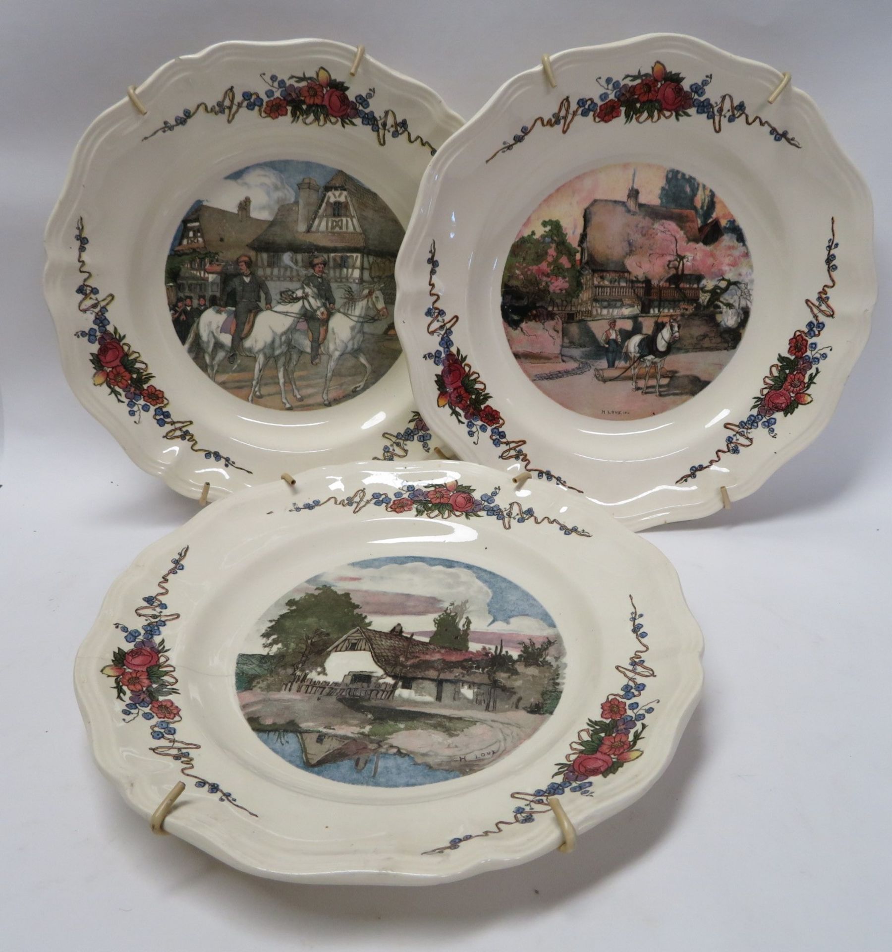 3 Teller, Obernai Sargemünd, Fayence mit Dekoren von H. Loux, d 25 cm.