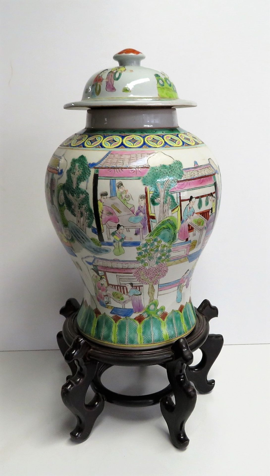 Große Deckelvase, China, um 1900, Weißporzellan mit polychromer Bemalung, rötli - Bild 2 aus 3