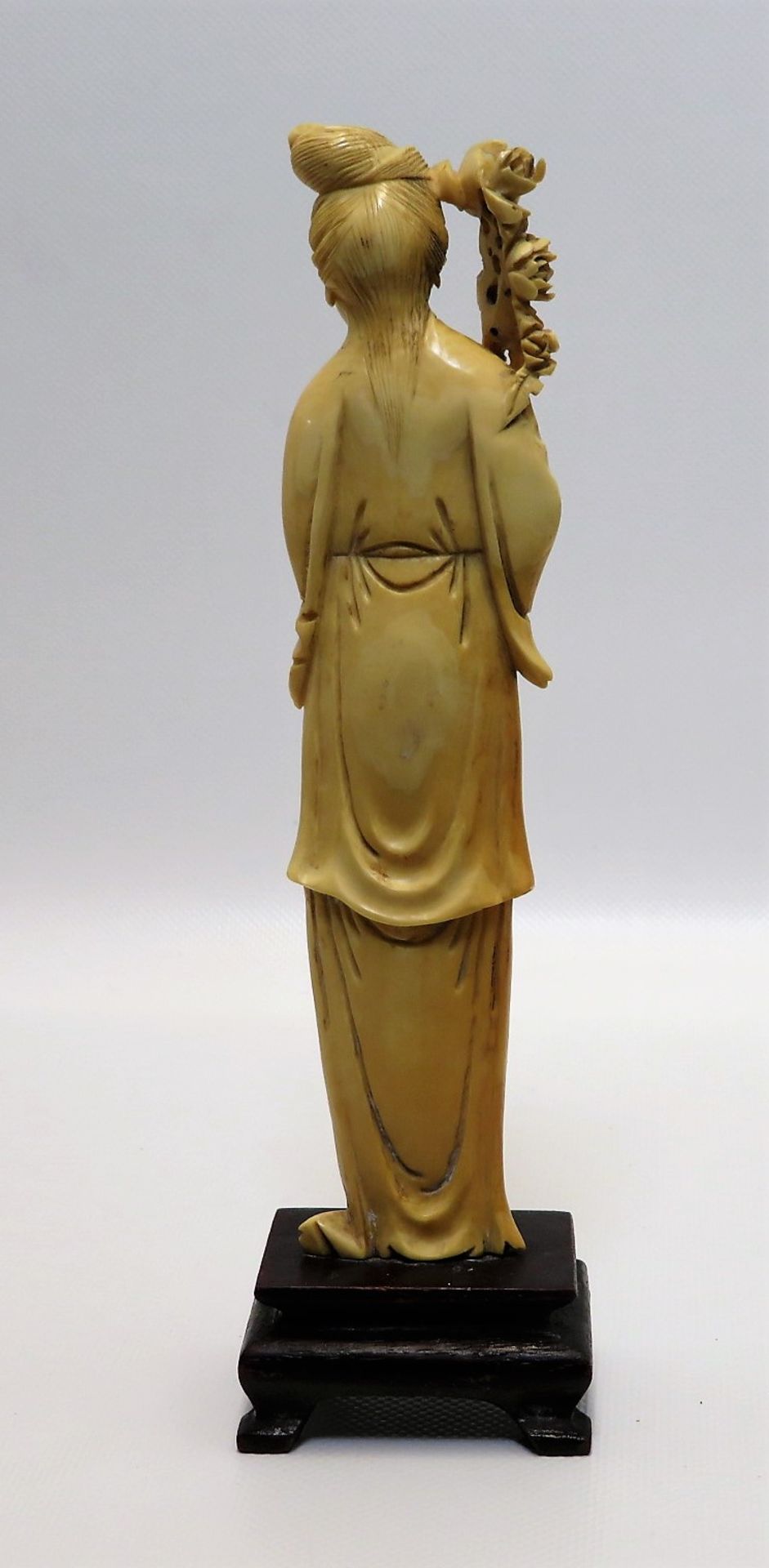 Guanyin mit Rosenzweig, China, 19. Jahrhundert, Elfenbein beschnitzt, Holzsocke - Bild 2 aus 2
