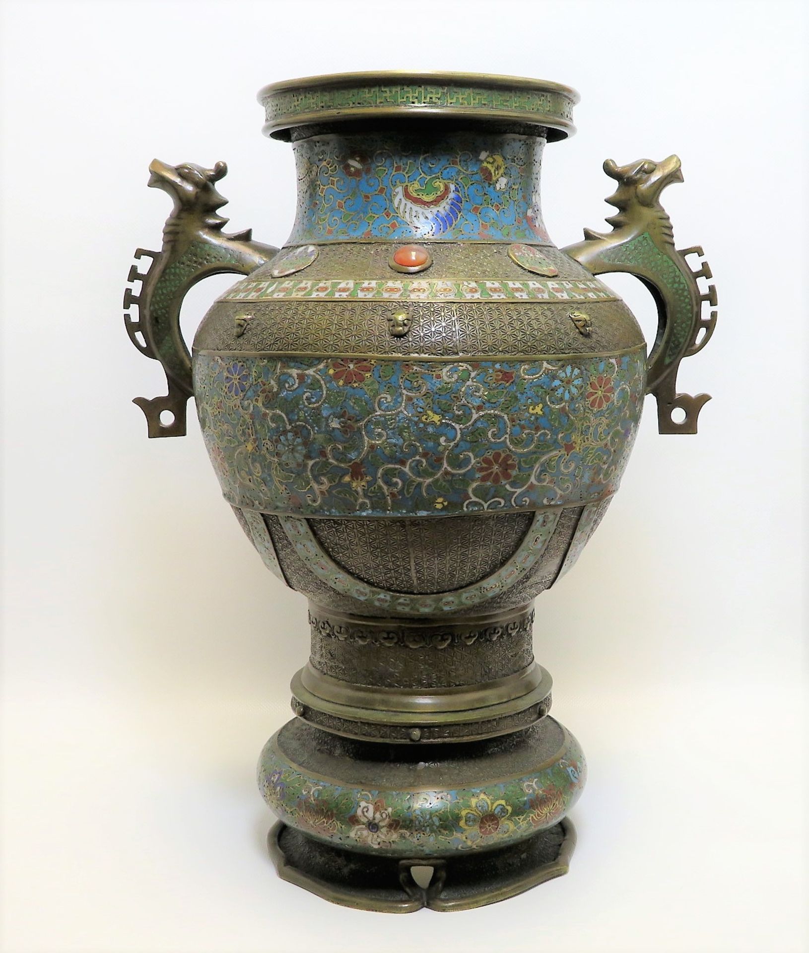Vase, China, um 1900, Bronze mit farbigem Cloisonné, besetzt mit 2 Karneol-Cabo - Bild 2 aus 2
