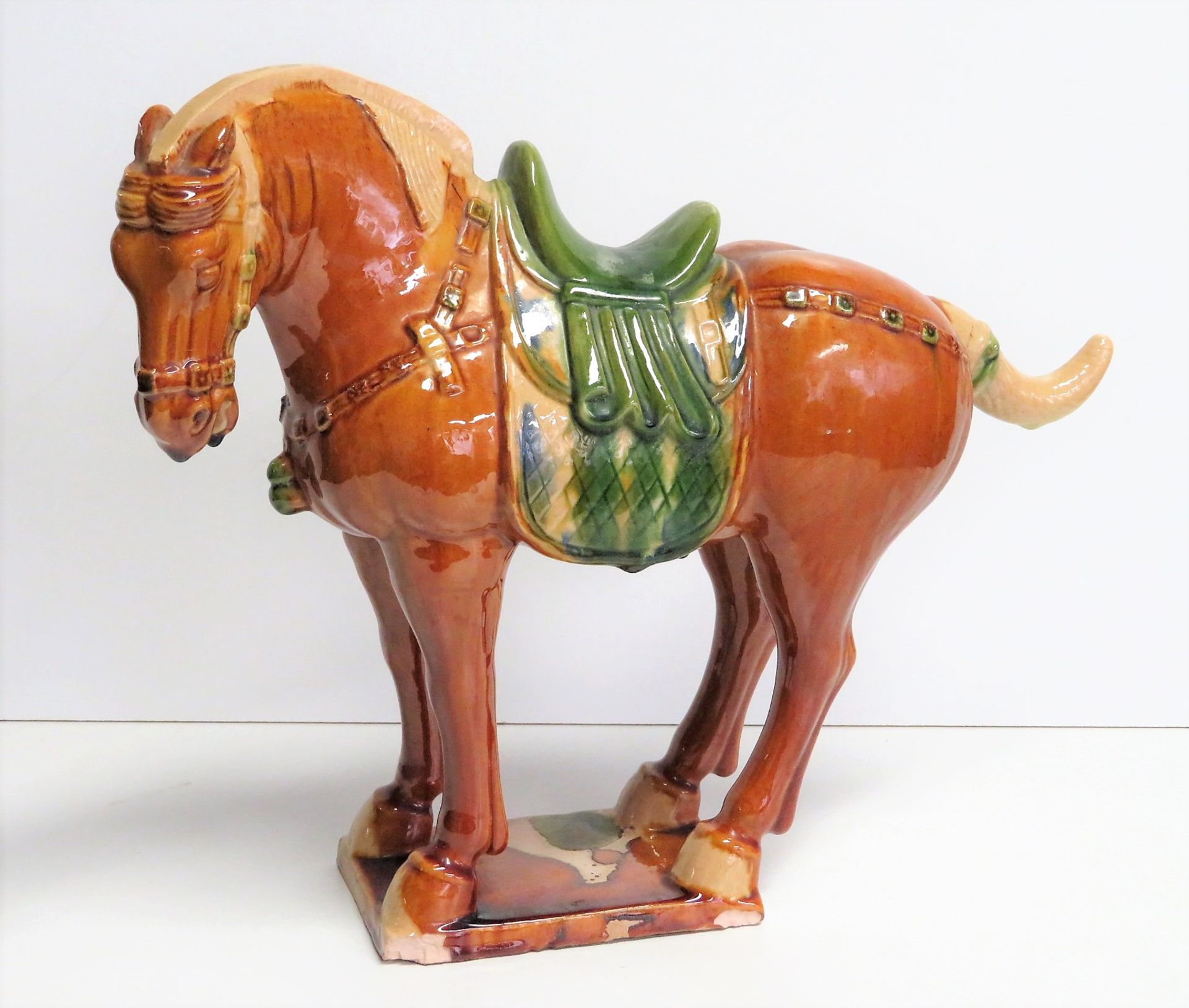 Pferd im Tang-Stil, China, Fayence mit polychromer Glasur, 2 Chips am Fuß, Schw