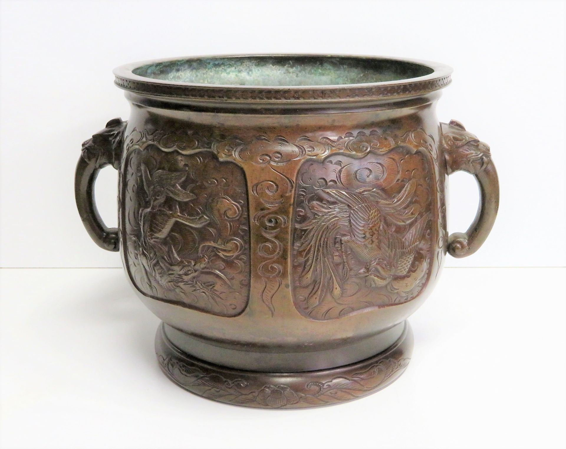 Henkeltopf, sog. Cachepot, China, 19. Jahrhundert, Bronze patiniert, Griffe in