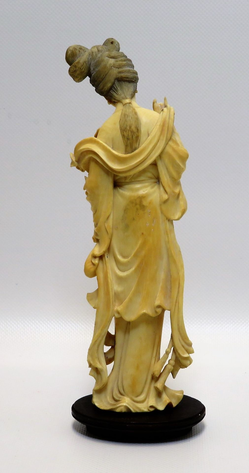 Guanyin mit Rosenzweig, China, um 1900, Elfenbein fein beschnitzt, Holzsockel, - Bild 2 aus 2