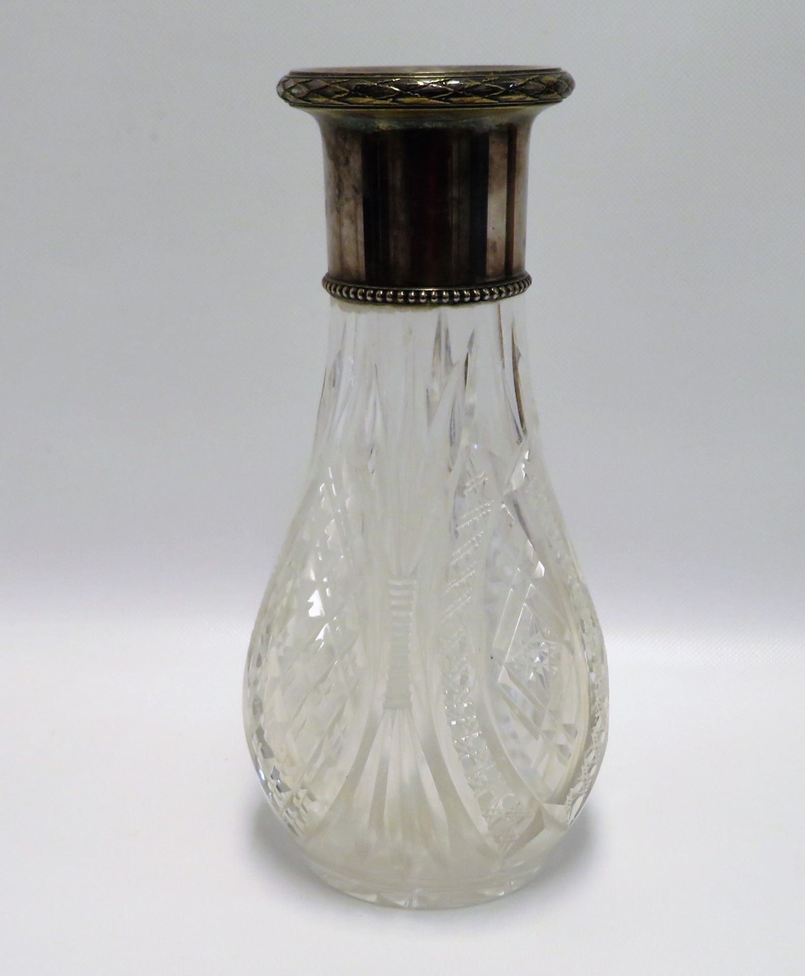 Vase, farbloses Bleikristall reich geschliffen, versilberte Halsmontur, h 30 cm