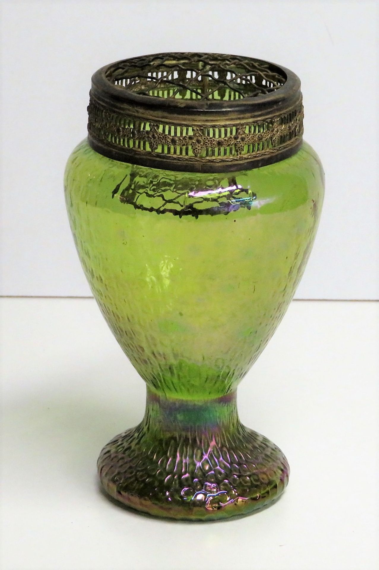 Vase, Jugendstil, wohl Österreich, um 1900, stark grünlich irisierendes Glas, h