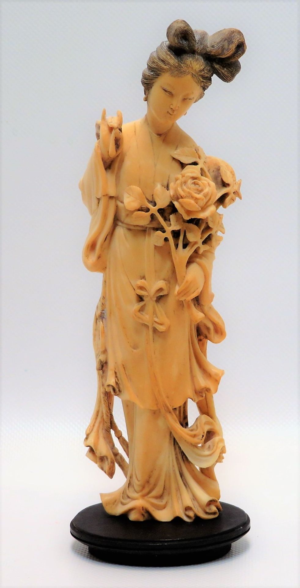 Guanyin mit Rosenzweig, China, um 1900, Elfenbein fein beschnitzt, Holzsockel,