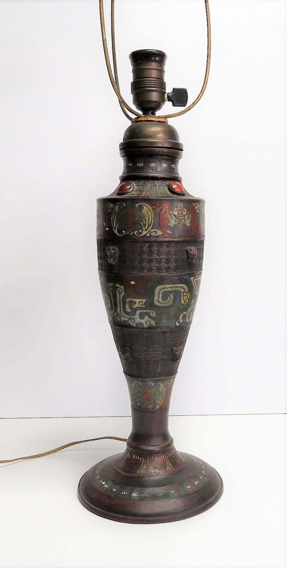 Lampenfuß, China, 19. Jahrhundert, Bronze mit farbigem Cloisonné, besetzt mit 4