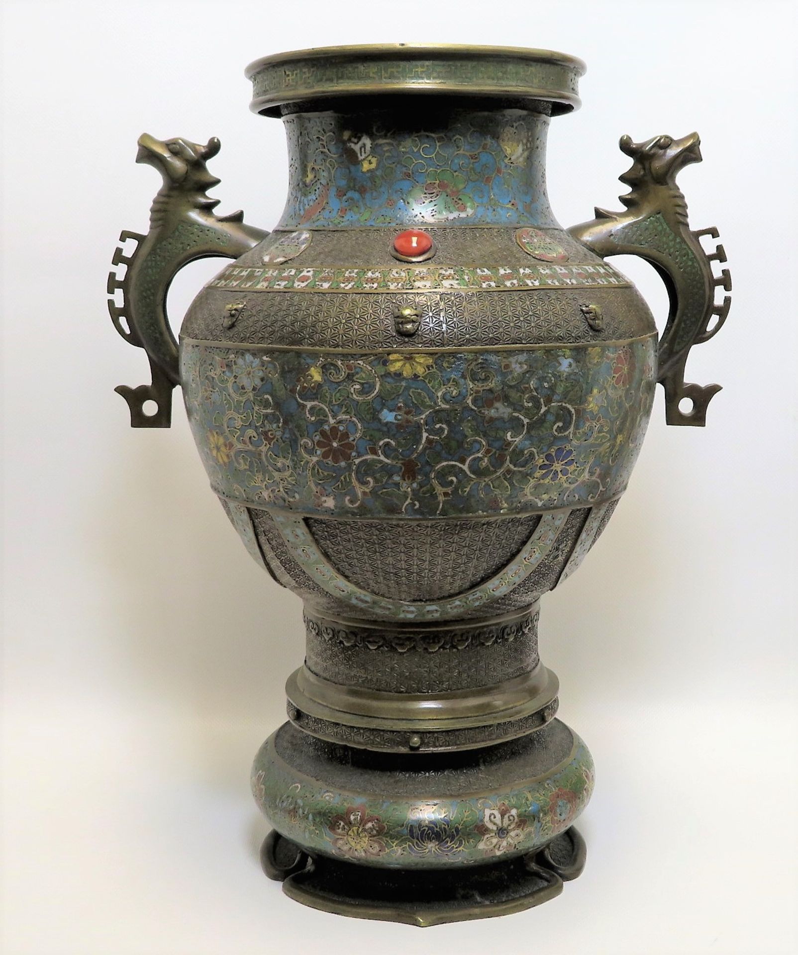 Vase, China, um 1900, Bronze mit farbigem Cloisonné, besetzt mit 2 Karneol-Cabo