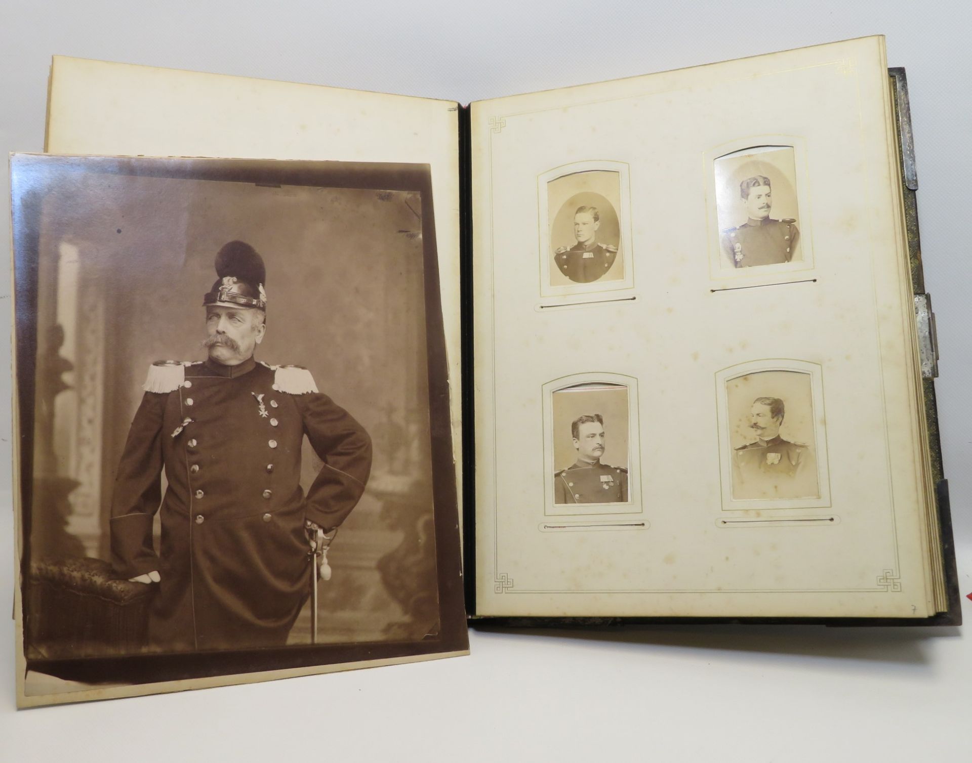 Fotoalbum mit 56 Soldatenfotos, 1876, 800er Silberbeschlag mit Widmung "Dem Kom - Image 6 of 6
