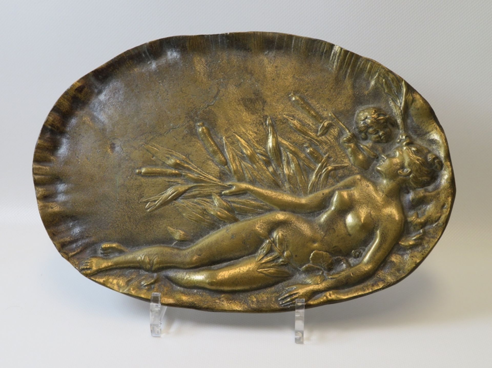 Schale, Bronze mit Relief eines weiblichen Akts mit Putto vor Schilf, Bodensign